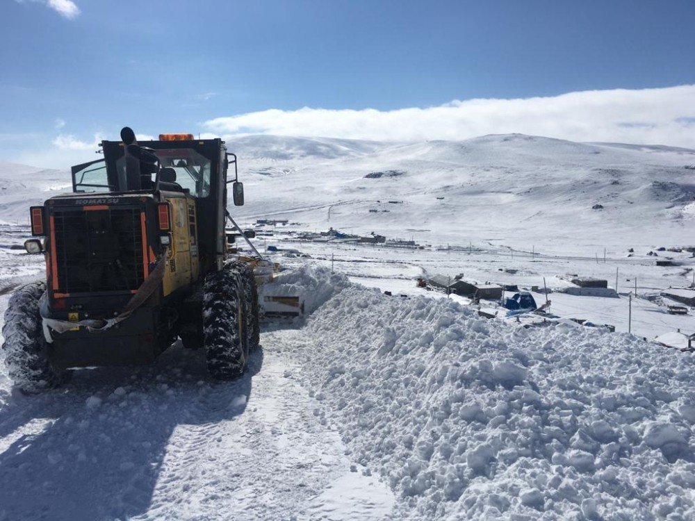Kars’ta Özel İdare Ekipleri Kapalı Yolları Tek Tek Açtı