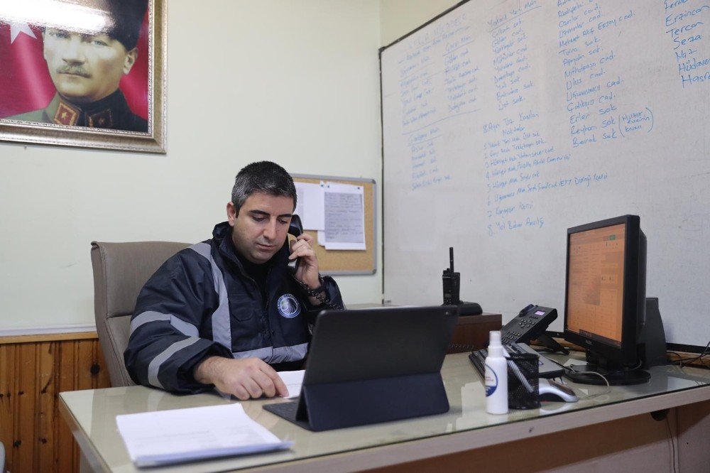 Kartal Belediyesi Ekipleri Yaşlı Çifti Aşı Randevusuna Yetiştirdi