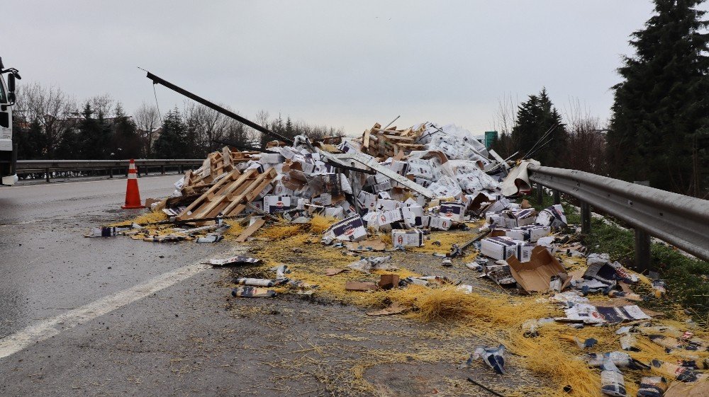 Tonlarca Bakliyat Tem Otoyoluna Savruldu: 1 Yaralı