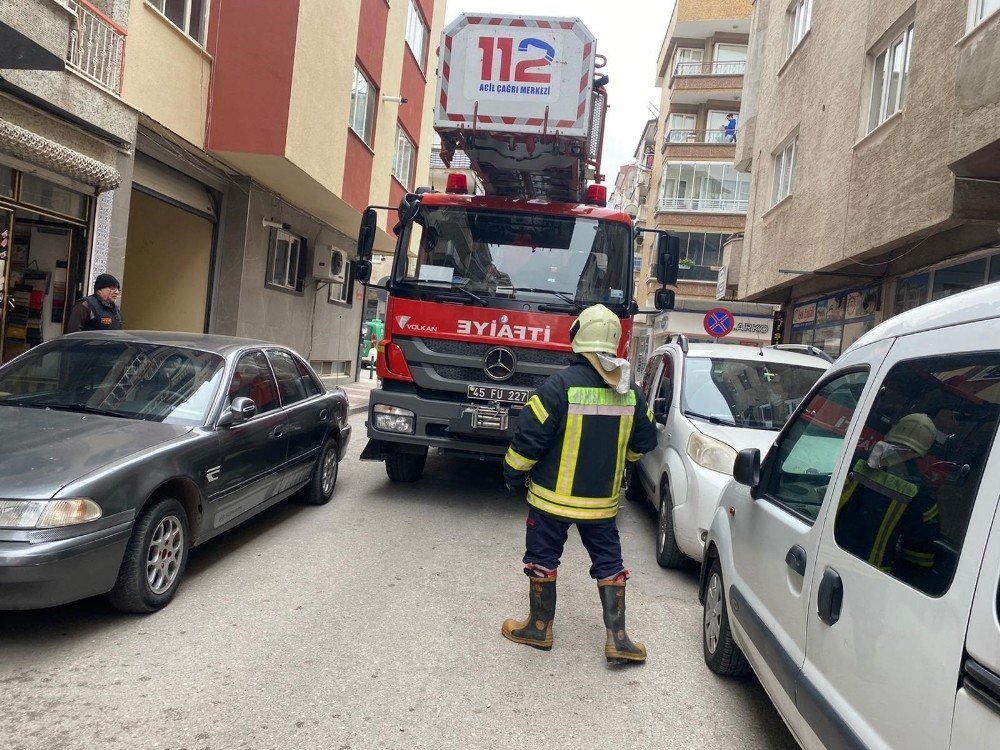 Manisa’da İtfaiye Ekipler Dar Yolda Zor Anlar Yaşadı
