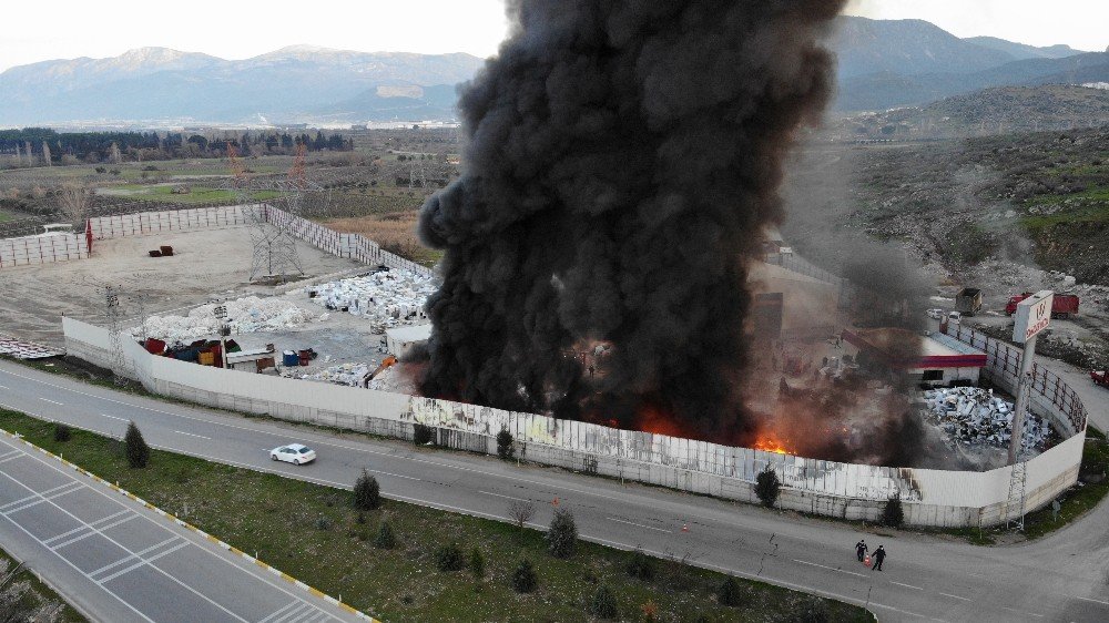 Manisa’da Geri Dönüşüm Tesisinde Yangın