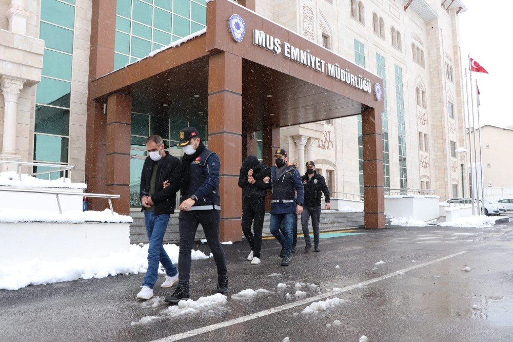 Midesinde Uyuşturucu Sevkiyatı Yapan 2 Kişi, Polisin Dikkati Sayesinde Yakalandı