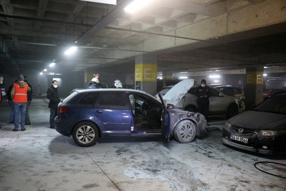 Kapalı Otoparkta Lüks Araç Alevlere Teslim Oldu