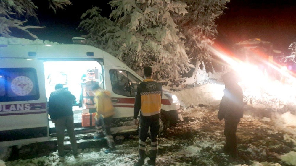 Ambulanslara Geçit Vermeyen Yollar Açıldı, Hastalar Sağlık Merkezlerine Ulaştırıldı