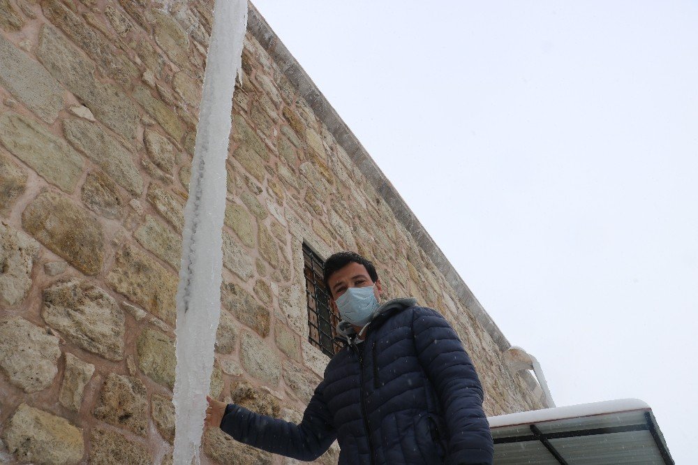 6 Metre Uzunluğunda Buz Sarkıtları Oluştu