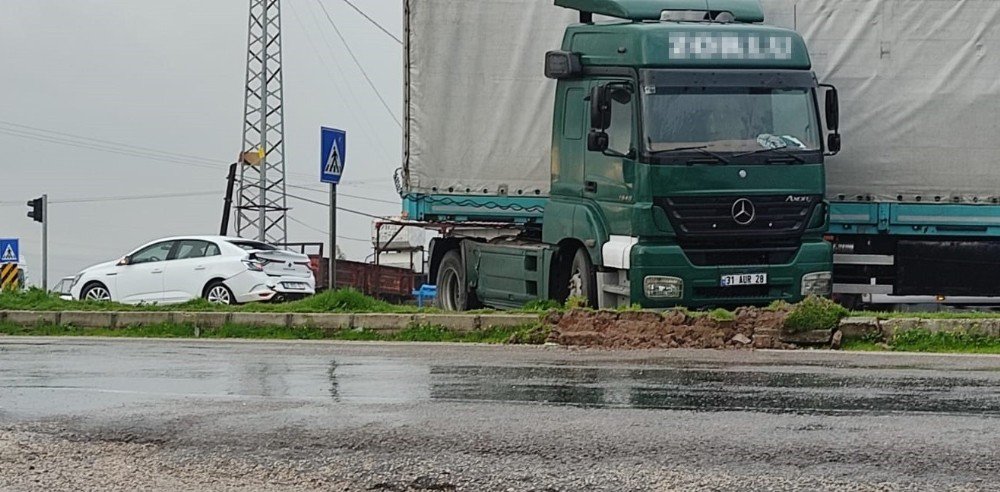 Tır Kırmızı Işıkta Duran Araca Çarptı