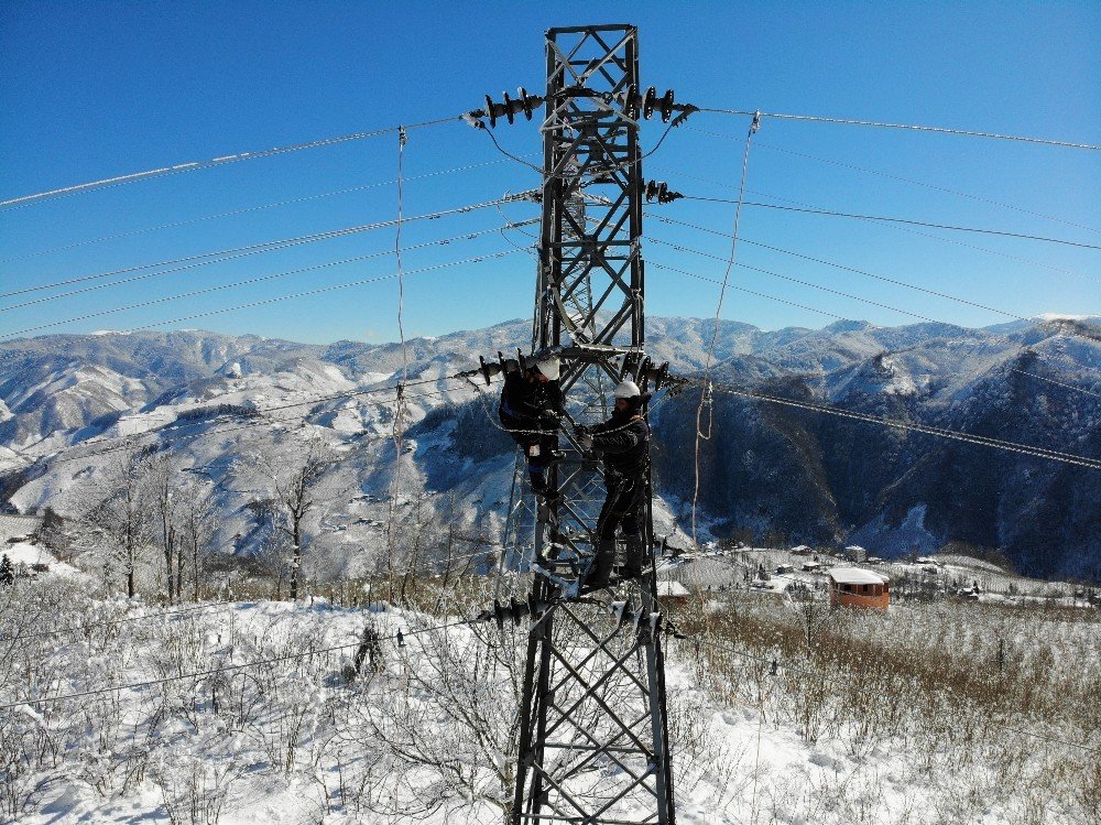 Elektrik Arıza Ekiplerinin Zorlu Mücadelesi