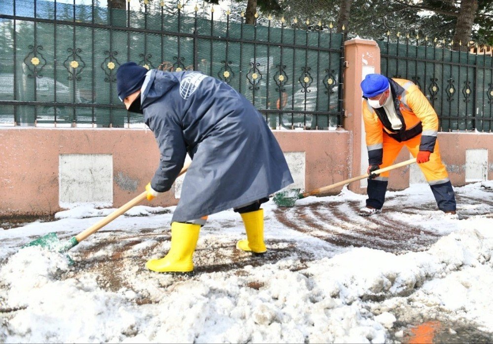 Esenyurt’ta Buzlanmaya Karşı 2 Bin 300 Ton Tuz Kullanıldı