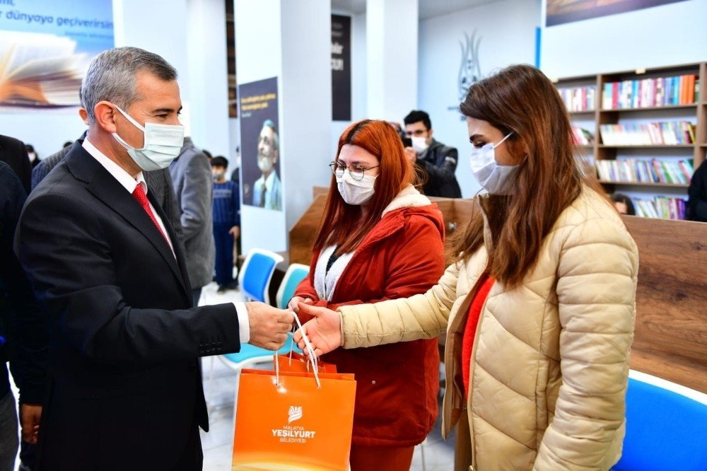 Yeşilyurt’ta Öğrencilere Deneme Seti Hediyesi