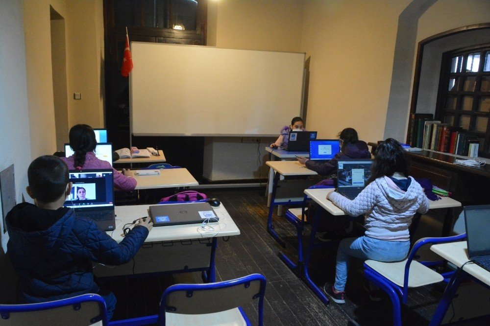 Manisalı Öğrenciler Eba Erişim Merkezinde Derslerine Giriyor