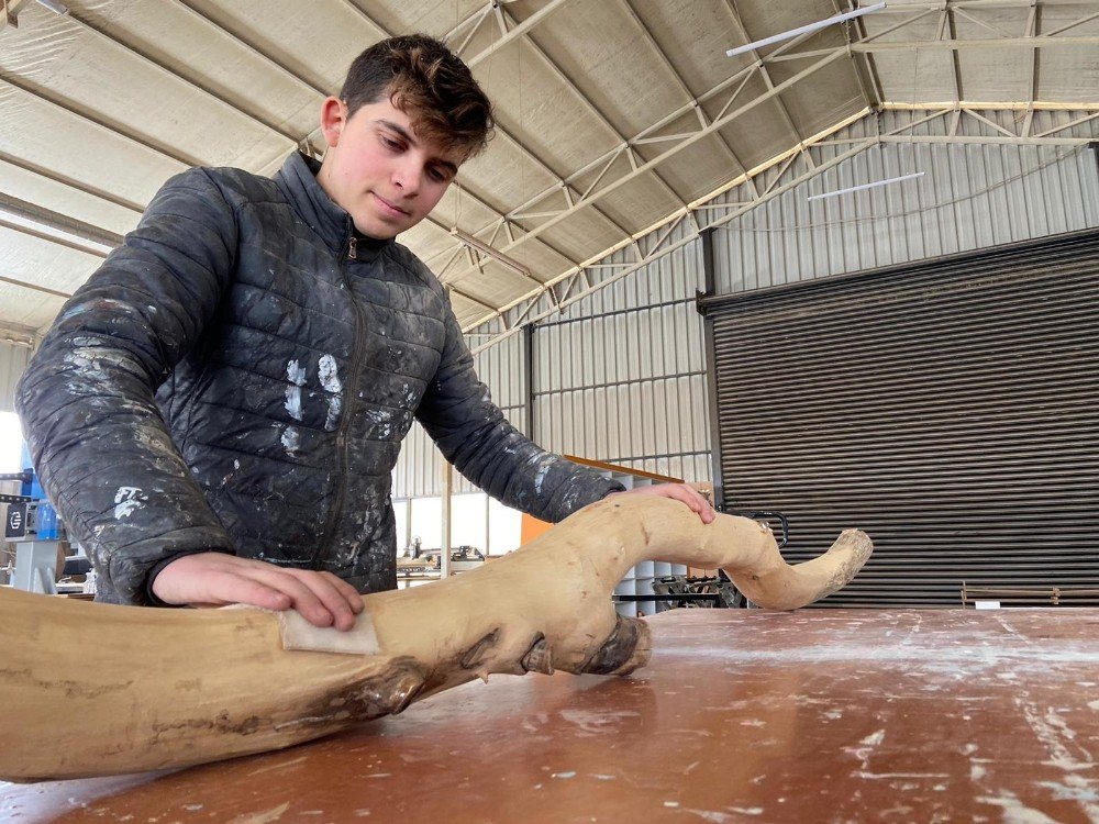Bu Masa Ve Lambaderler Yüzde 100 Doğal Ahşaptan Üretiliyor