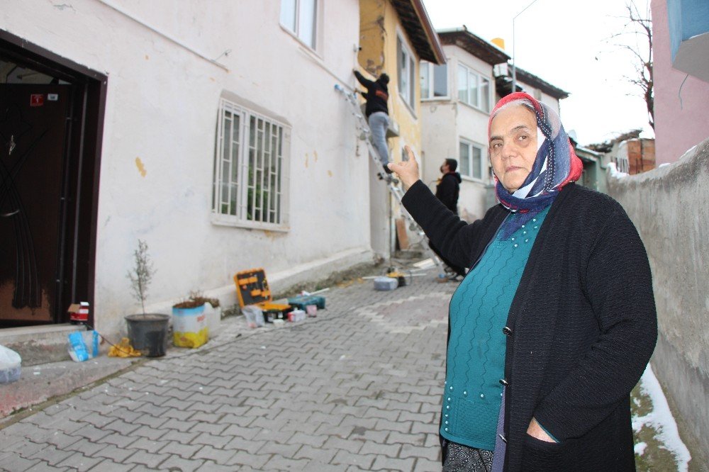 Yaşlı Kadın, Kredi Çekip Sokağa Güvenlik Kamerası Taktırdı