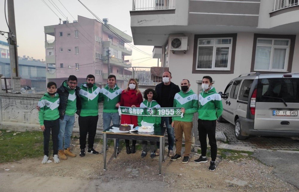 Kargo Çalışanı Tarafından Darp Edilen Otizmli Çocuğa Taraftarlardan Sürpriz Doğum Günü Jesti