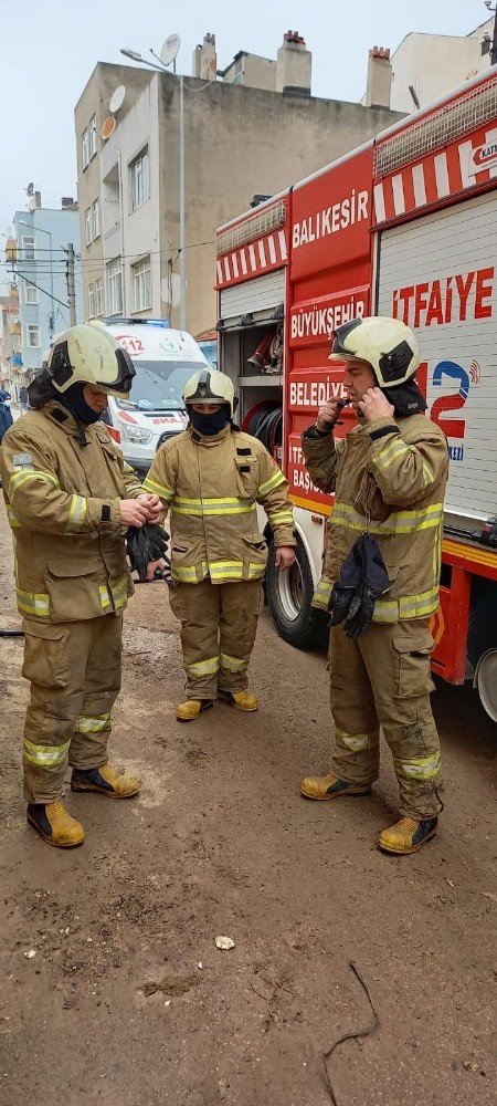 Evde Çıkan Yangında Bir Kişi Hastaneye Kaldırıldı