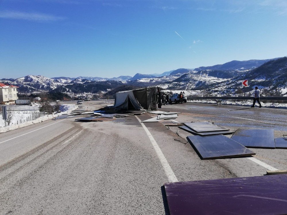 Bartın’da Freni Patlayan Mdf Yüklü Kamyon Devrildi