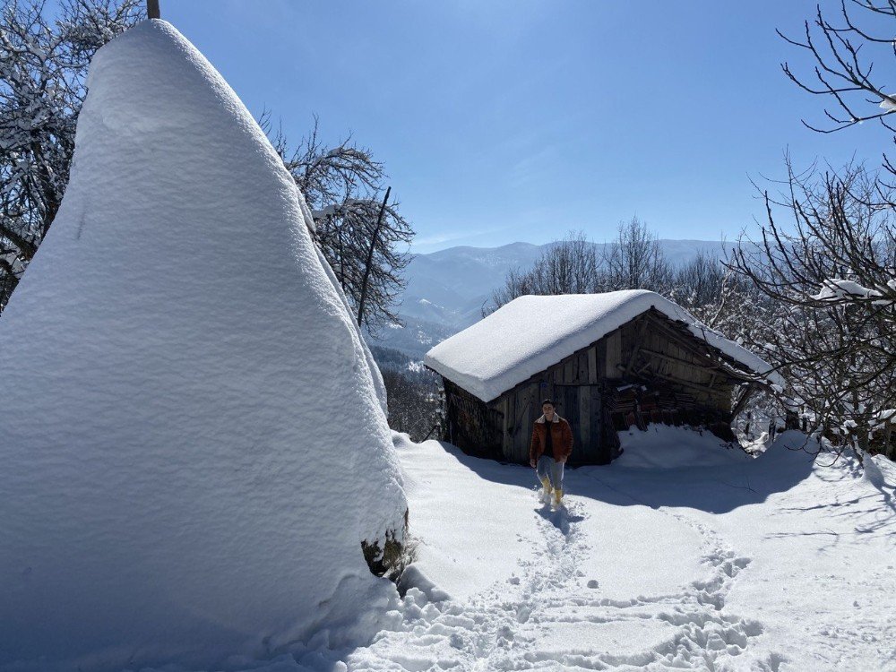 Bartın’da Kar Yağışının Ardından Dev Buz Sarkıtları Oluştu