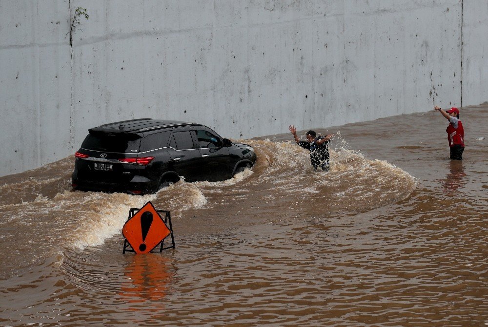 Endonezya’yı Sel Vurdu, Binden Fazla Kişi Tahliye Edildi