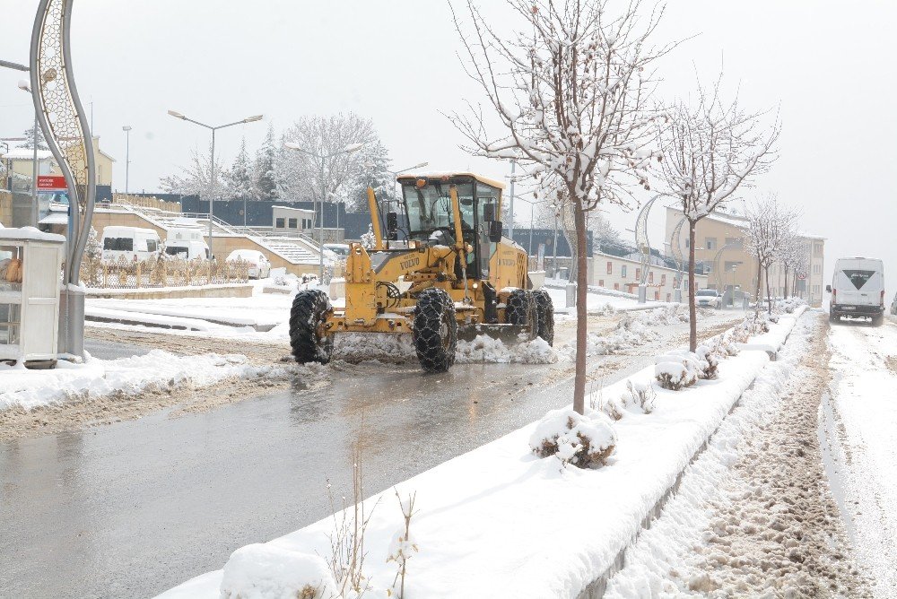 Hakkari Belediyesi Kar Mesaisinde