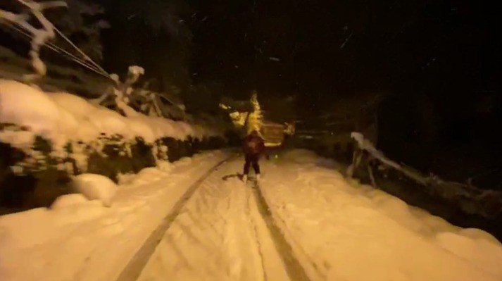 Kardan Kapanan Köy Yolunu Kayak Merkezine Çevirdi