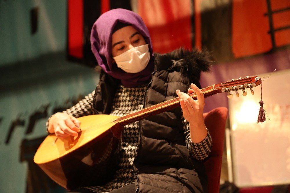 Bağlamanın Teline Vurup Pandeminin Stresinden Kurtuluyorlar