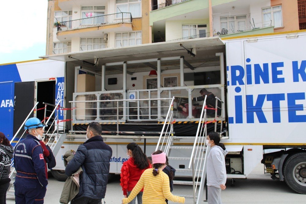 Mersin’de Çocuklara Deprem Simülasyon Tırında Deprem Eğitimi