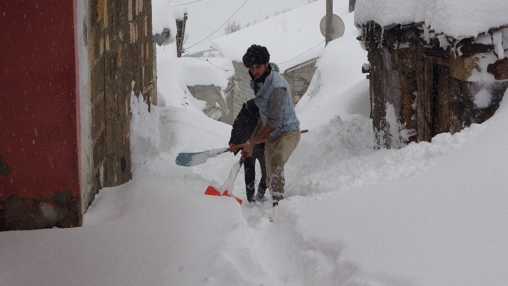 Muş’ta Bir Köy Kara Gömüldü