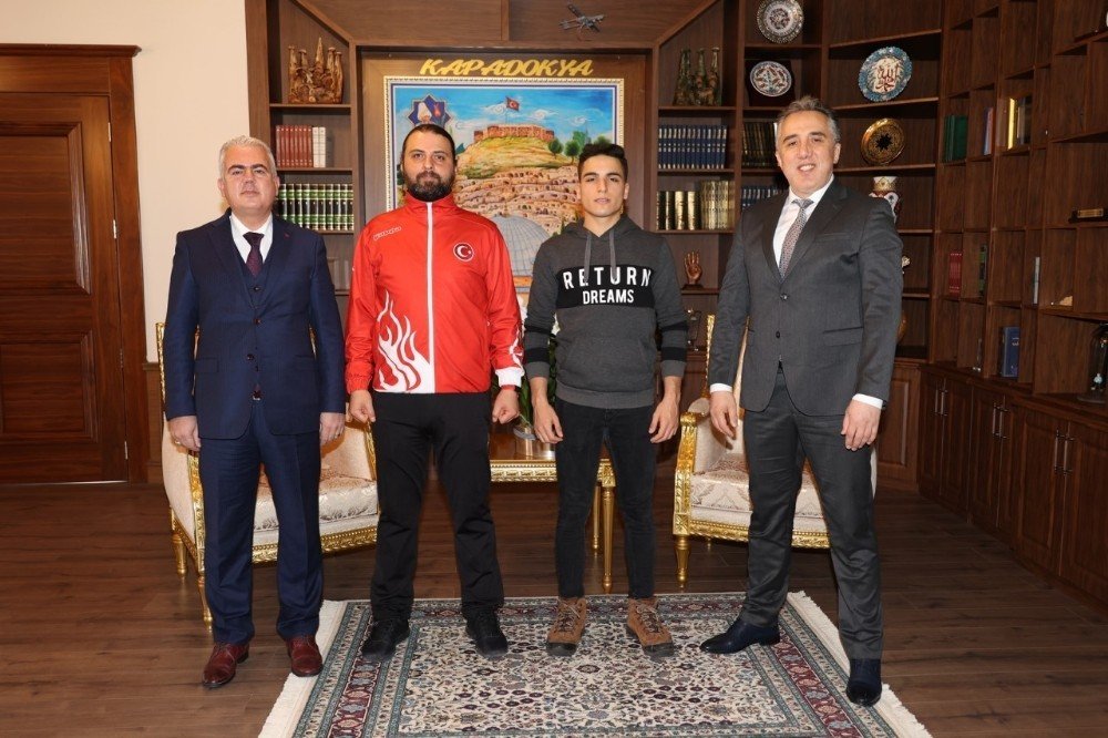 Belediye Başkanı Savran, Sporcular Çetinkaya Ve Ekmek’e Başarılar Diledi