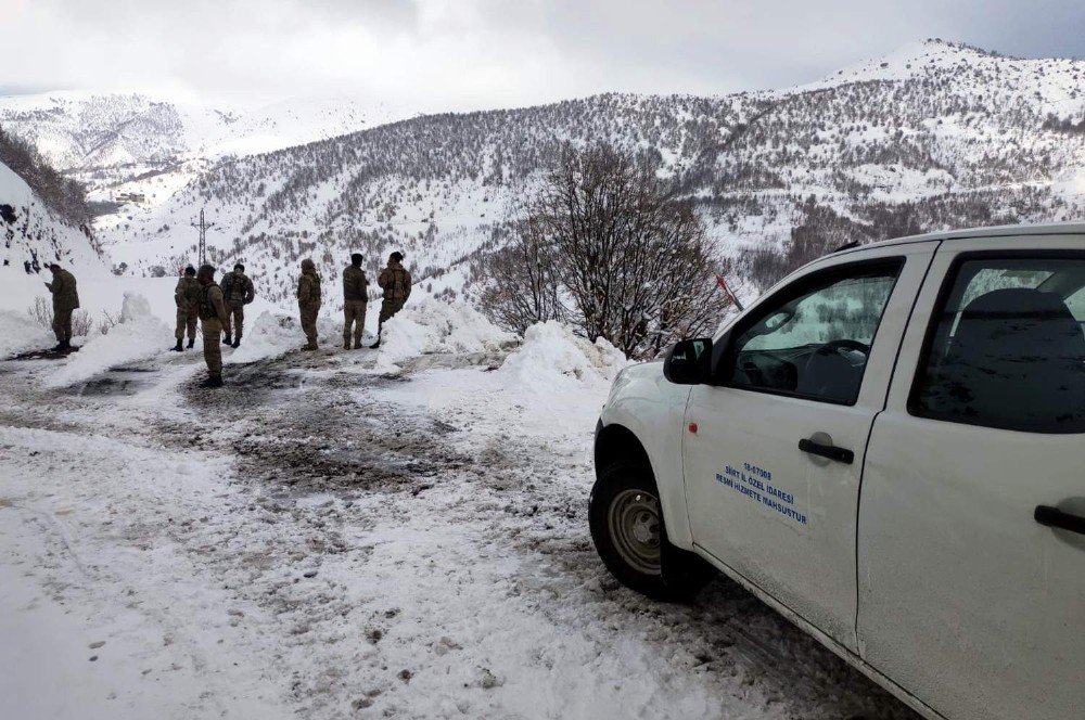 Siirt’te Yola Çığ Düştü, Mahsur Kalan Köy Korucuları Kurtarıldı