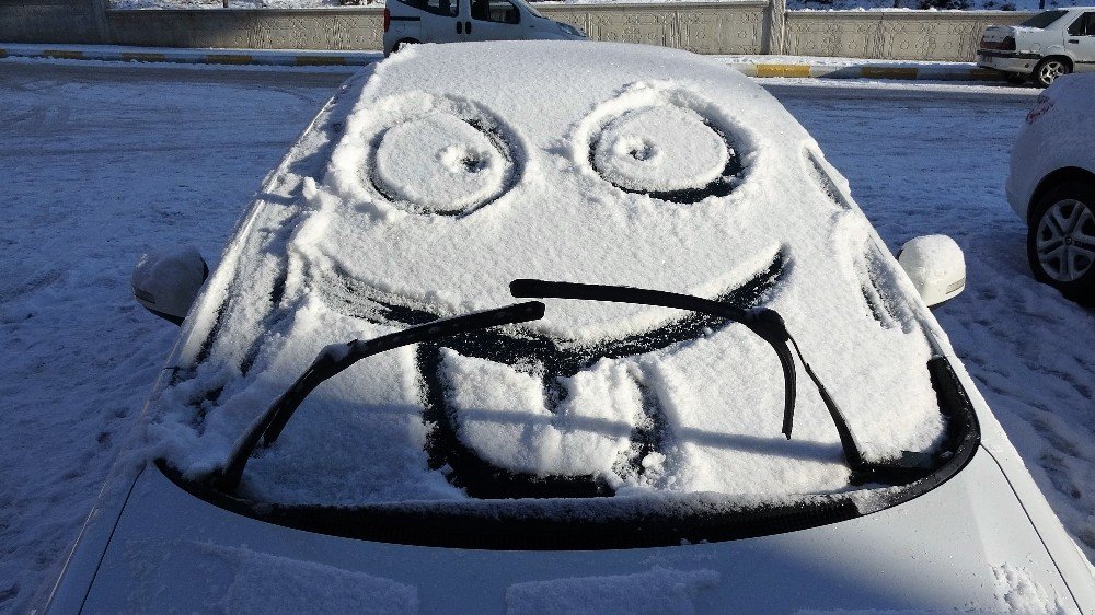 Karla Kaplı Otomobiller Gülümsetti