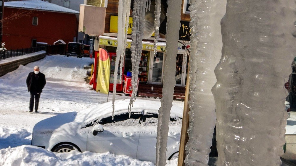 Ardahan’da Buz Sarkıtları 2 Metreye Ulaştı