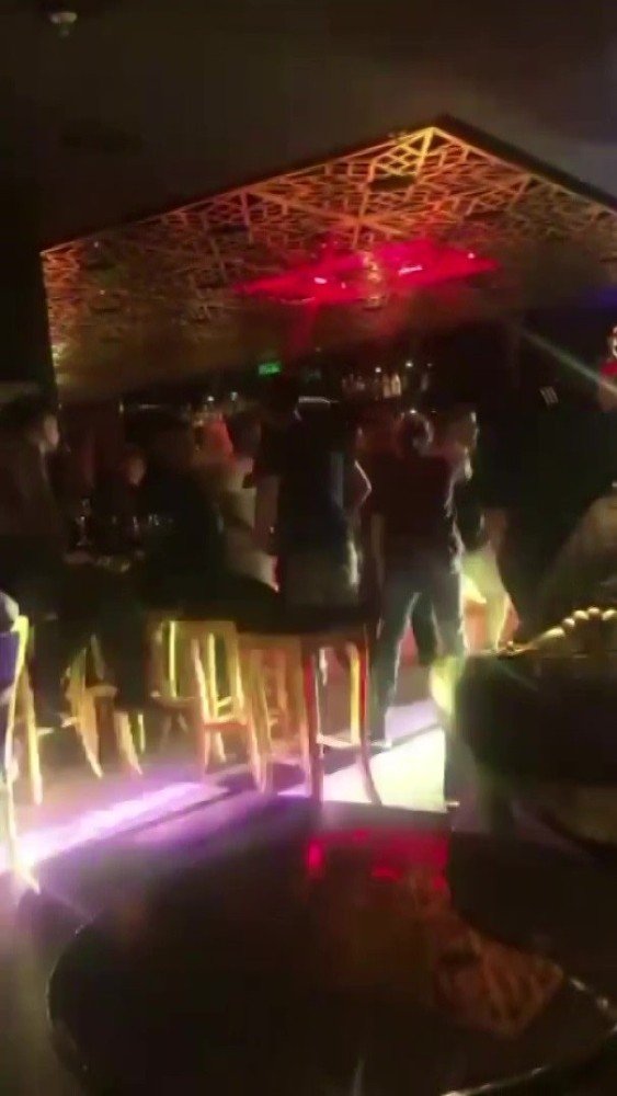 Antalya’da Kısıtlamayı Hiçe Saydılar, Diskoda Eğlendiler