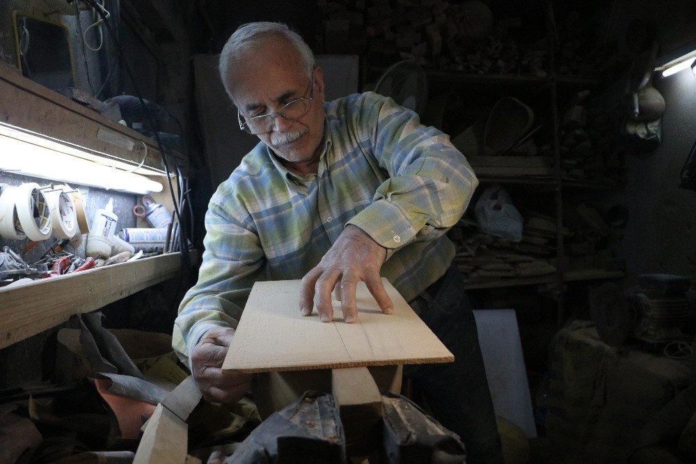 Ustasız Öğrendiği Saz İmalatını 38 Yıldır Aşkla Devam Ettiriyor
