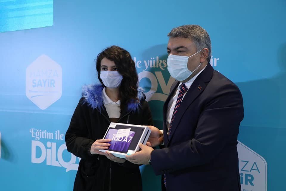 Dilovası’nda Tablet Dağıtımları Devam Ediyor