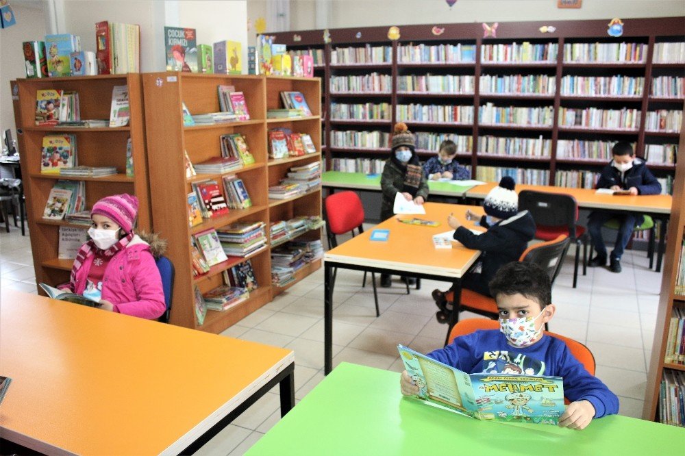 Çocuklar Hem Eğleniyor, Hem Okuma Alışkanlığı Kazanıyor