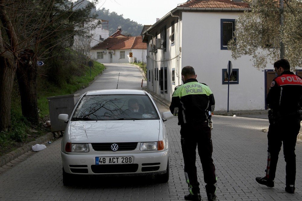 Fethiye ‘de Kovid-19 Tedbirlerini İ̇hlal Eden 46 Kişiye 39 Bin 720 Lira Para Cezası Kesildi