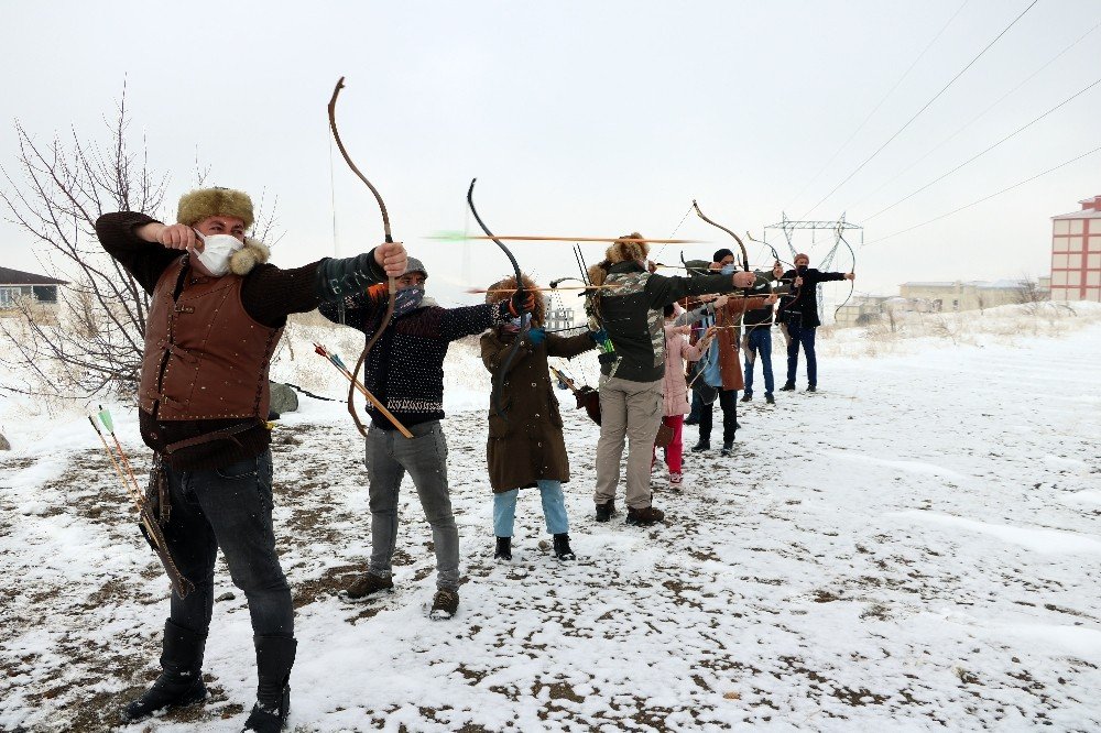 Kar Altında Ok Atarak Hünerlerini Sergilediler