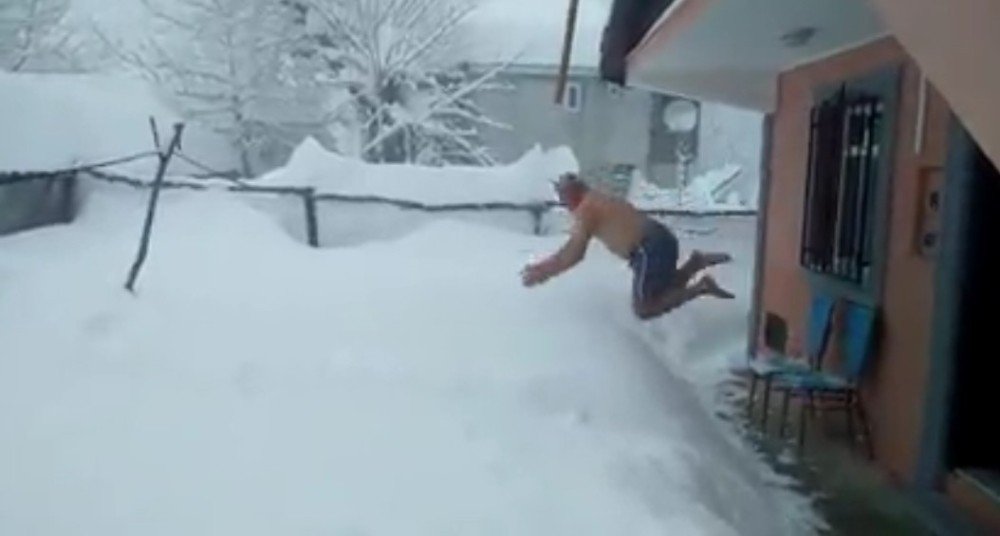 1,5 Metre Kar İçinde Yüzmenin Keyfini Çıkardı