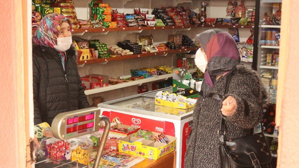 Eşi Terk Edince Mahallenin “bakkal Ablası” Çocuklarının Kahramanı Oldu