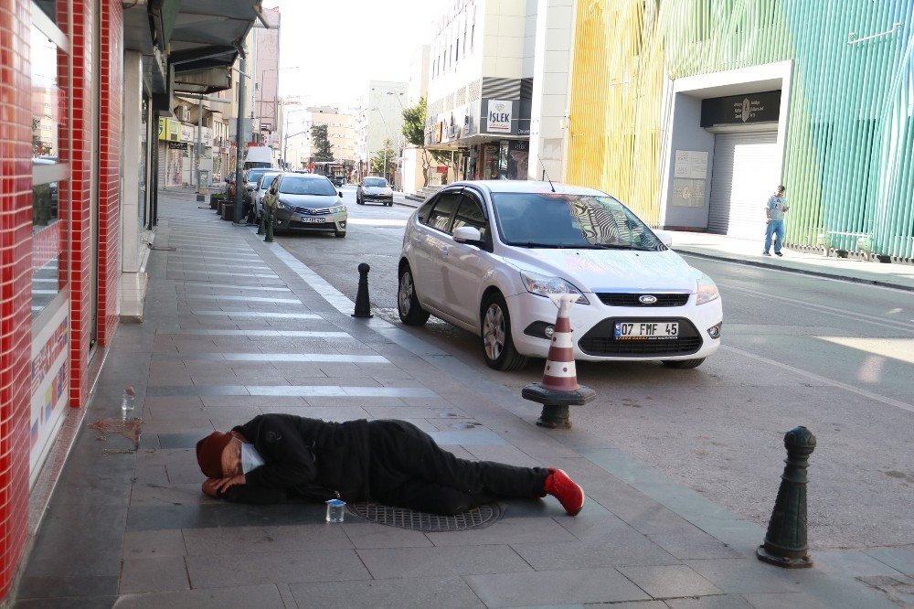 Antalya’da Alkollü Kişi, Kaldırımda Sızdı Kaldı