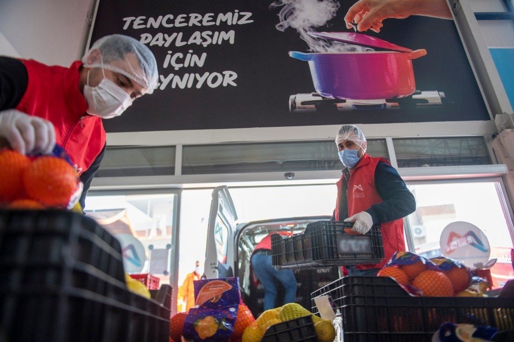 Mersin’de Sağlık Çalışanları Ve Covid Hastalarına Narenciye Desteği