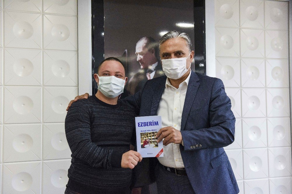 Down Sendromlu Yazar Kitabını Uysal İçin İmzaladı
