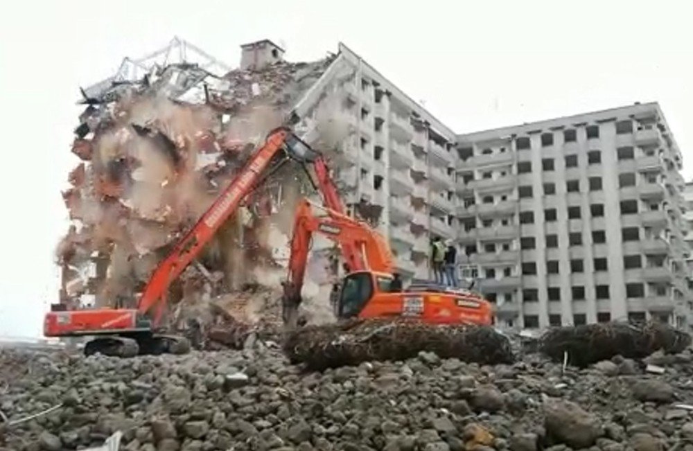 Kentsel Dönüşüm Kapsamında Kontrollü Yıkılan Binanın Yıkılma Anı Kameralara Yansıdı