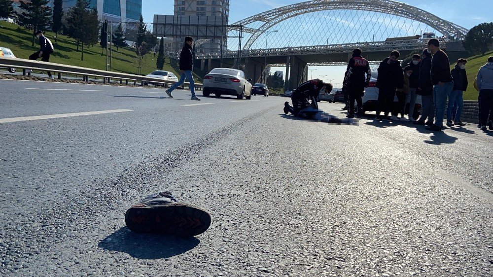 Köpeği Kurtarmak İsteyen Çocuğa Araba Çarptı