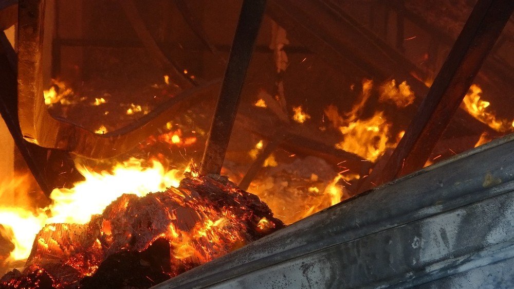 Atölyede Çıkan Yangında Söndürme Çalışmaları Devam Ediyor