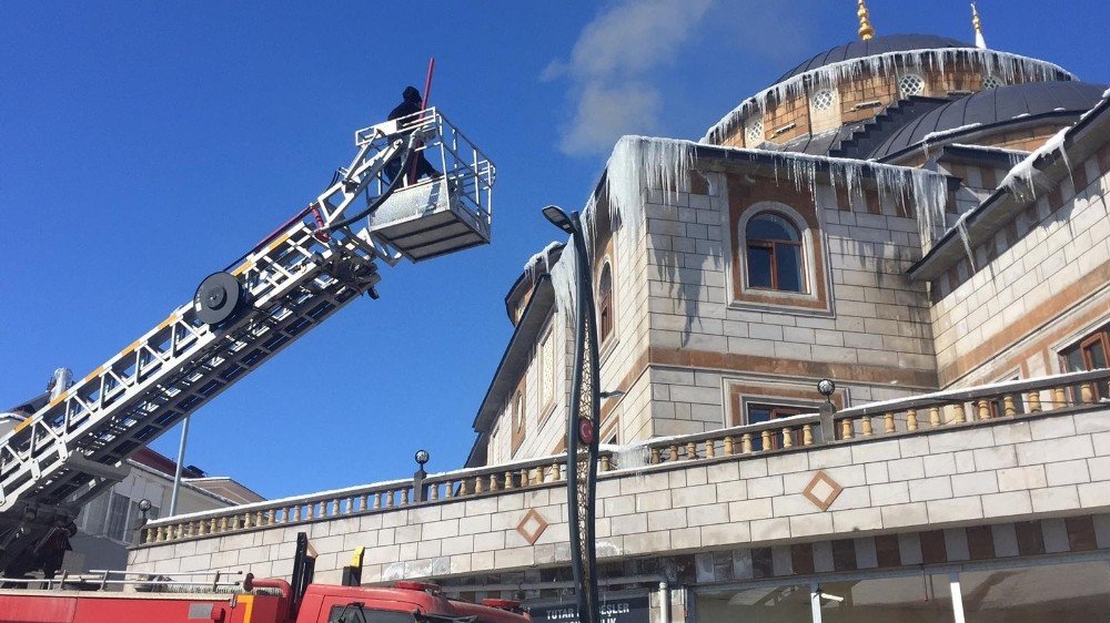 Karlıova -22’yi Gördü, Buz Sarkıtları Oluştu