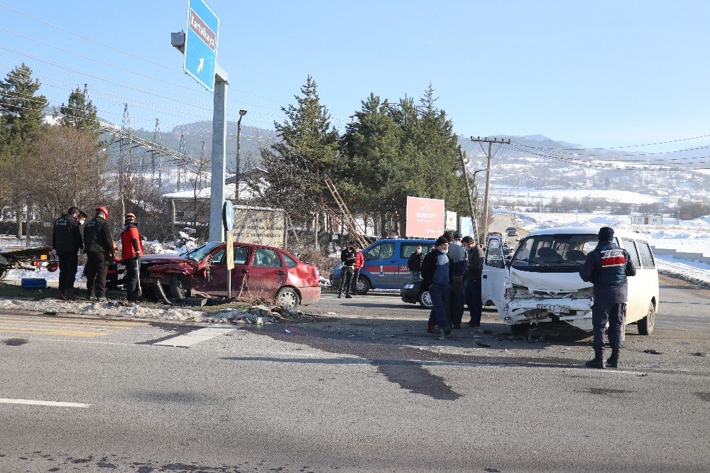 Minibüs İle Otomobil Kavşakta Çarpıştı: 2 Yaralı