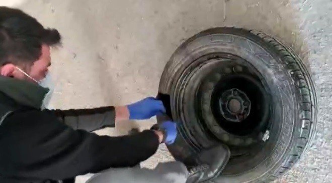 Otomobil Lastiğinden Bir Kilo Kokain Çıktı