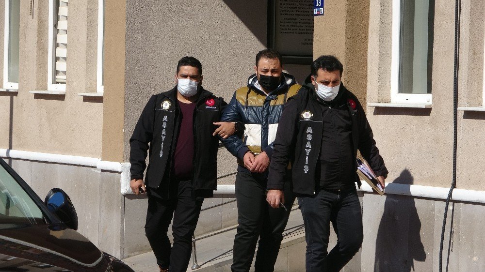 Kendisini Polis Olarak Tanıtan Dolandırıcı, Gerçek Polise Yakalandı