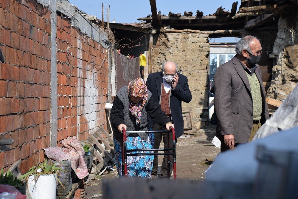Evleri Yanan Aileye Altıeylül Belediyesi Yardım Etti