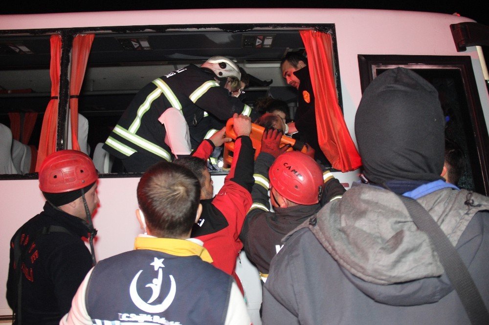 D100’de Halk Otobüsü Tıra Çarptı: 6 Yaralı